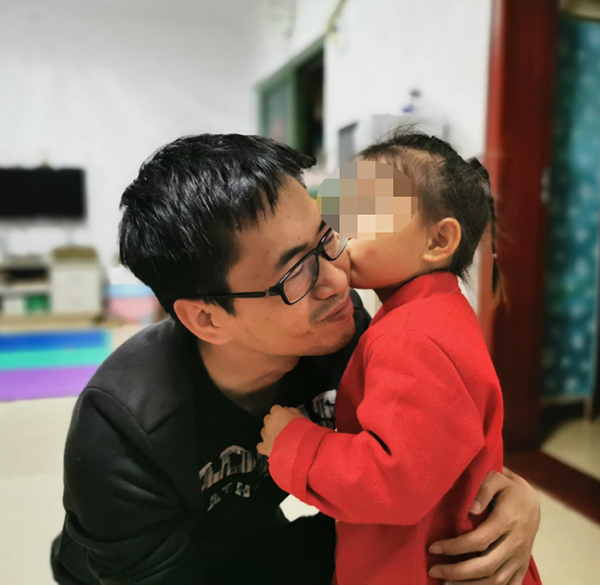 深圳抗疫一线人员二十天没见到孩子，刚吃到“