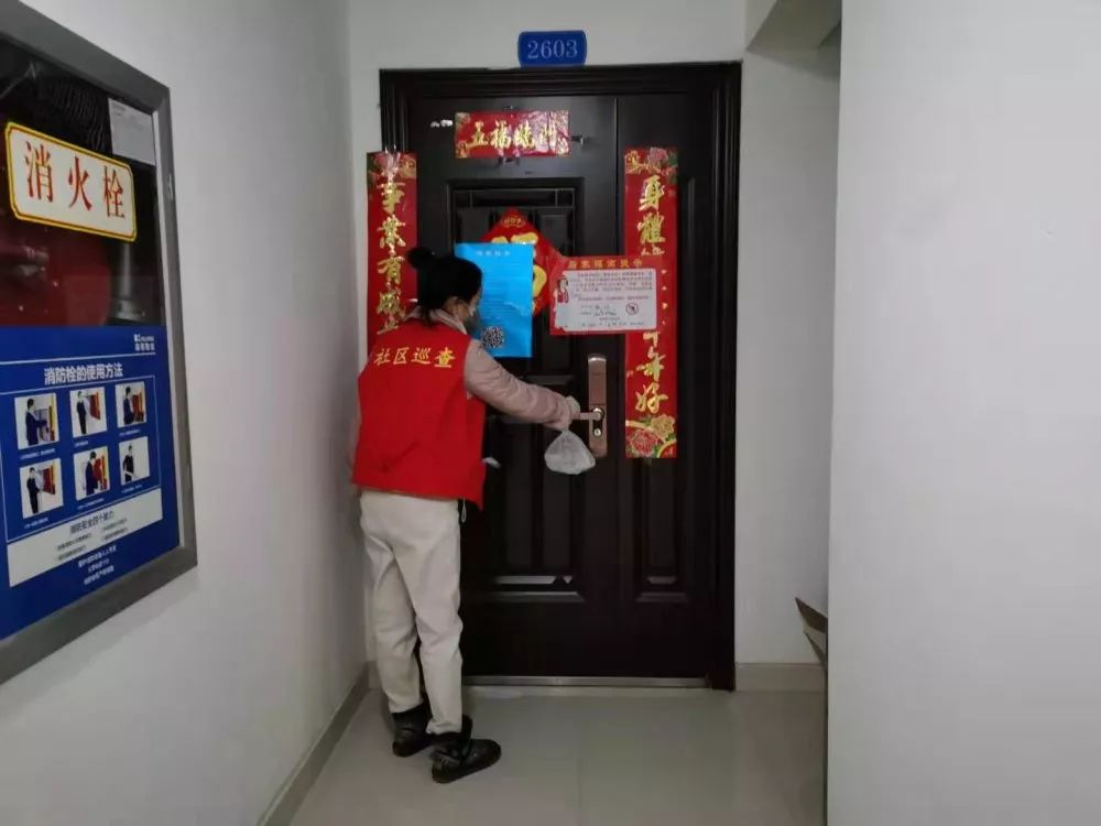 同时,由于事发突然,很多居家隔离的居民生活物资储备不足,社区安排