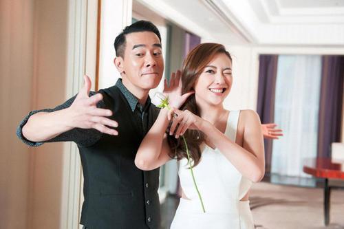 陈小春应采儿迎结婚十周年纪念日，粉丝团送祝