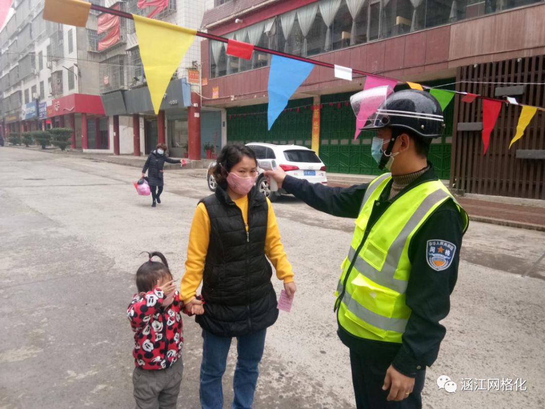 网格巡逻员刘清芳在卡口执勤,为居民测量体温