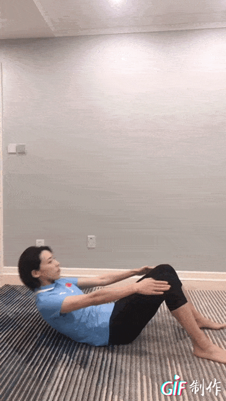 4,卷腹摸膝