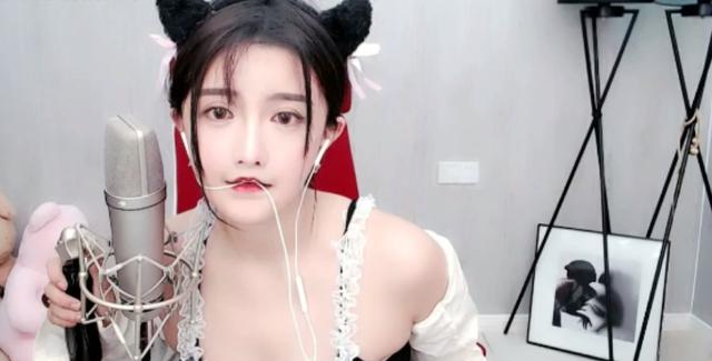 古阿扎穿猫娘装直播 开播9分钟做了这个动作被超管封禁