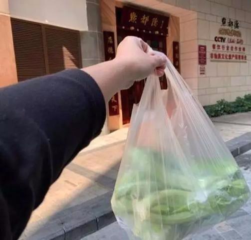 新冠肺炎下的“冰火两重天”：实体餐饮店受挫