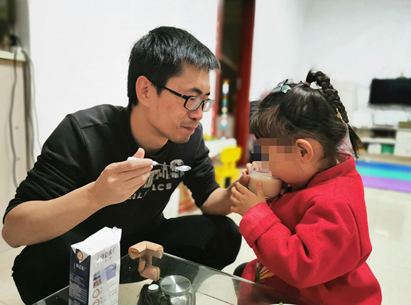 深圳抗疫一线人员二十天没见到孩子，刚吃到“