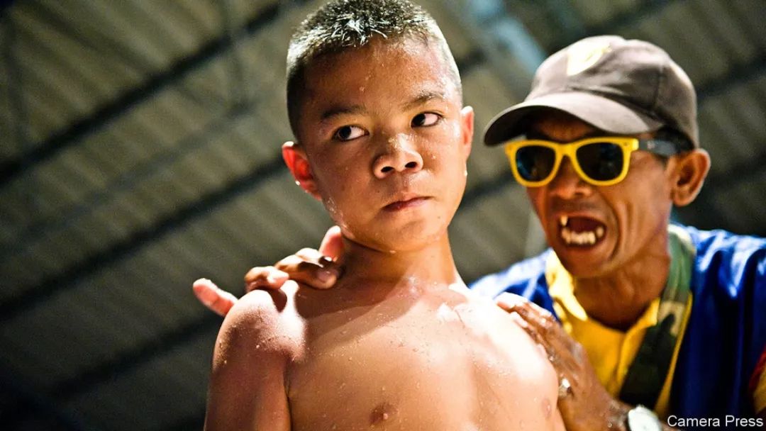 在2018年的一场泰拳比赛中,这个骨瘦如柴的13岁男孩在遭受数次头部