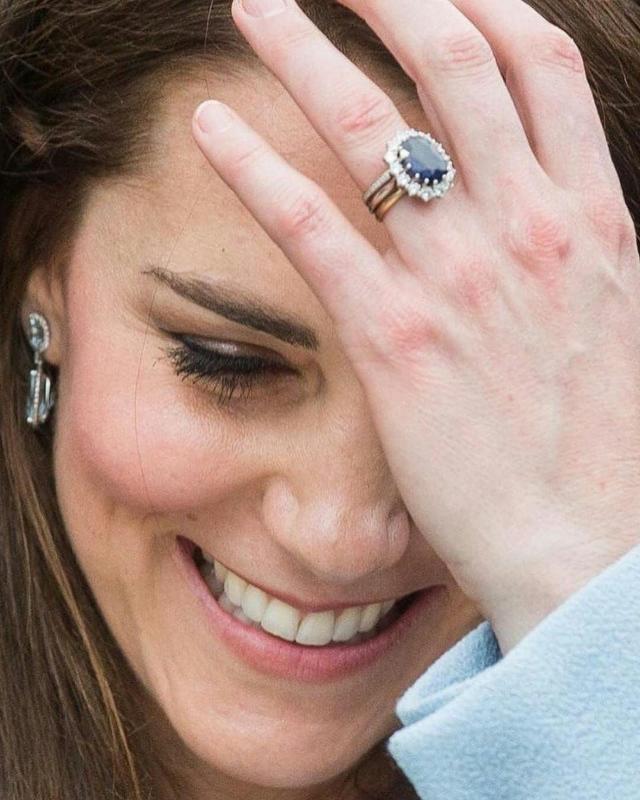 凯特手上常年佩戴三枚戒指除了戴妃蓝宝石还有两枚深藏其下