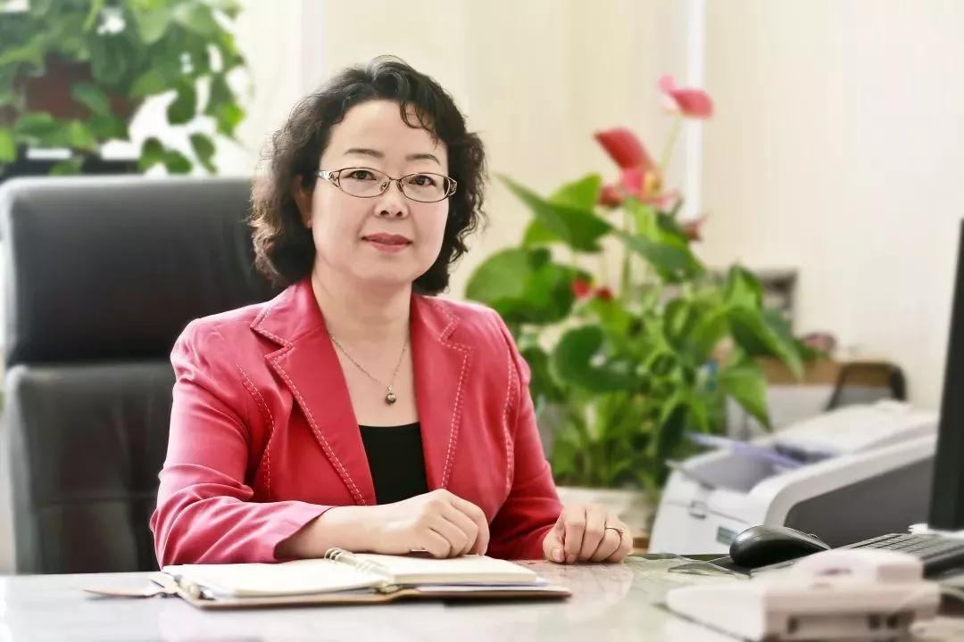 和平街第一中学校长陈秀珍同学们要做学习生活和情绪的主人