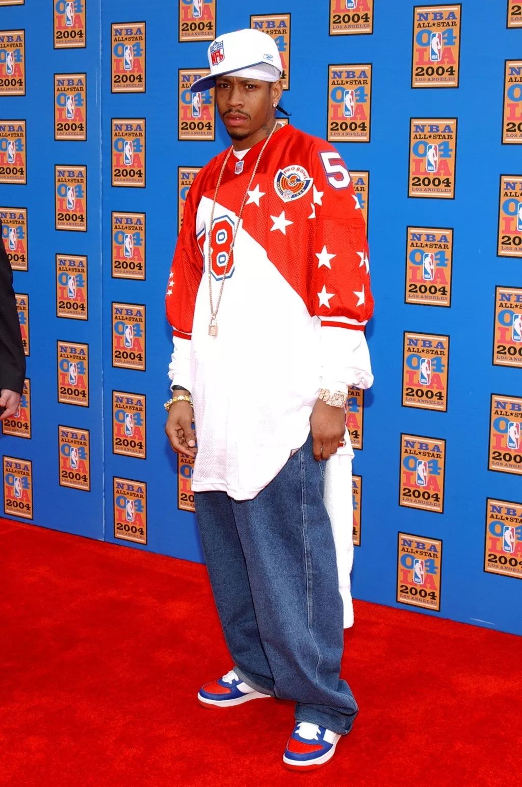 艾弗森是当年 nba 嘻哈风的代表曾经,nba 球员的穿着都肥大无比,尤其