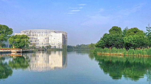 和国家广电总局共建高校,拥有两个校区,分别位于杭州下沙和桐乡乌镇
