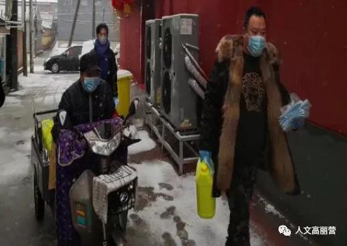 老人口罩桶_老人戴口罩(2)