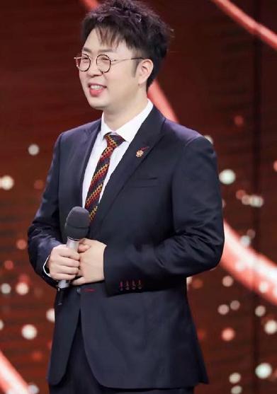 有种“整容”叫杜海涛为爱减肥，戴上眼镜判若