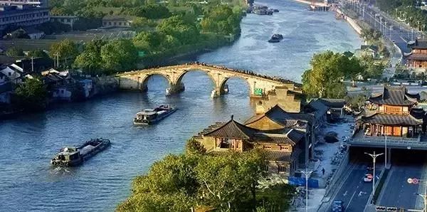 跟着他们,你往往能寻到最地道的杭州,真的很爱这样的市井风情,运河