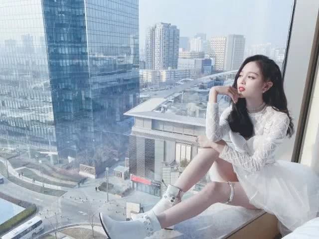 吴宣仪最新造型一身白装清冷靓丽宛若小仙女