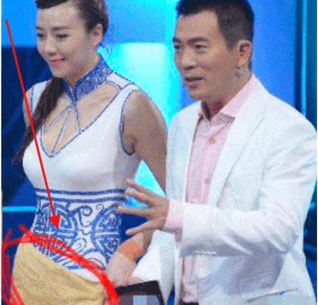 女星上跳水节目，“春光乍泄”引一阵混乱，微笑弥补是意外还是炒作？