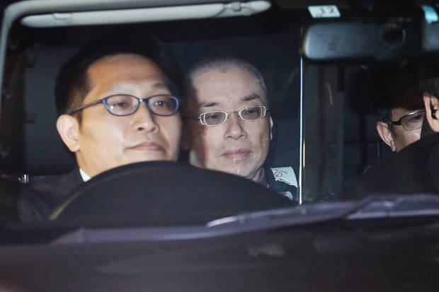 不满君主制度，日本男子提两把刀闯校欲杀皇室