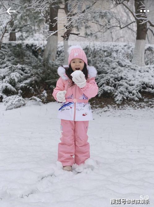 董璇晒女儿小酒窝玩雪萌照大眼睛长睫毛十足美人胚和爸爸超像