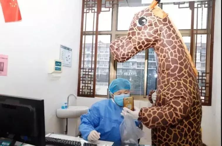 笑着哭了，一女子穿成长颈鹿去医院挂号，竟是