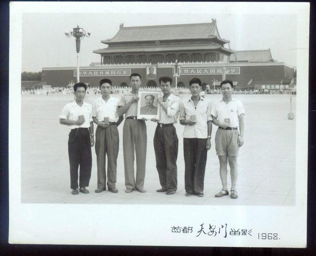 老照片:天安门前的合影,特殊的时代印记_北京