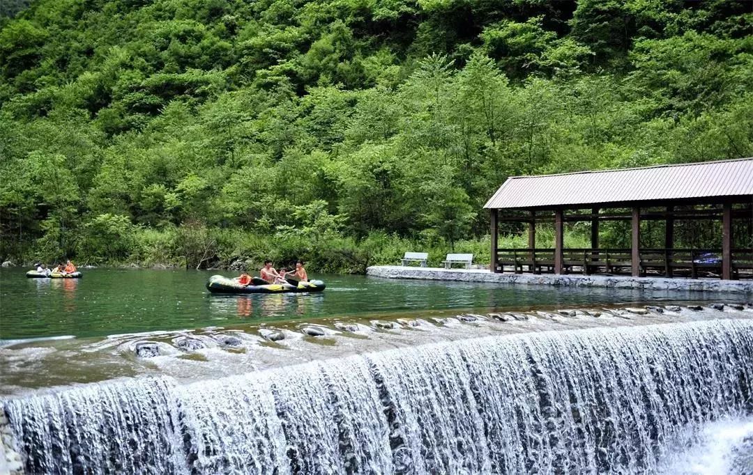 飞渡峡景区位于大巴山北麓,陕西最南端安康市镇坪县曙坪镇境内.