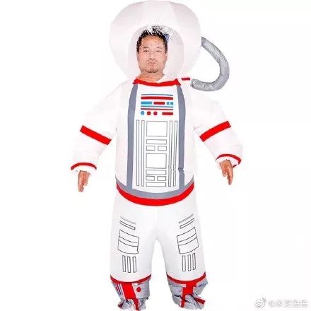 笑着哭了，一女子穿成长颈鹿去医院挂号，竟是