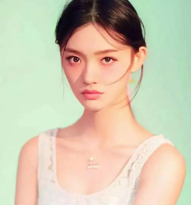 星女郎罕见私照曝光，身高三围都存疑，被嘲讽