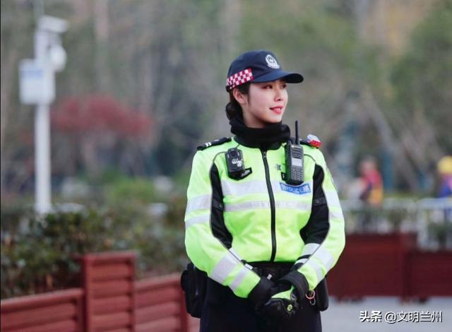 武汉执勤女警遇到兰州援助物资车队队长表哥