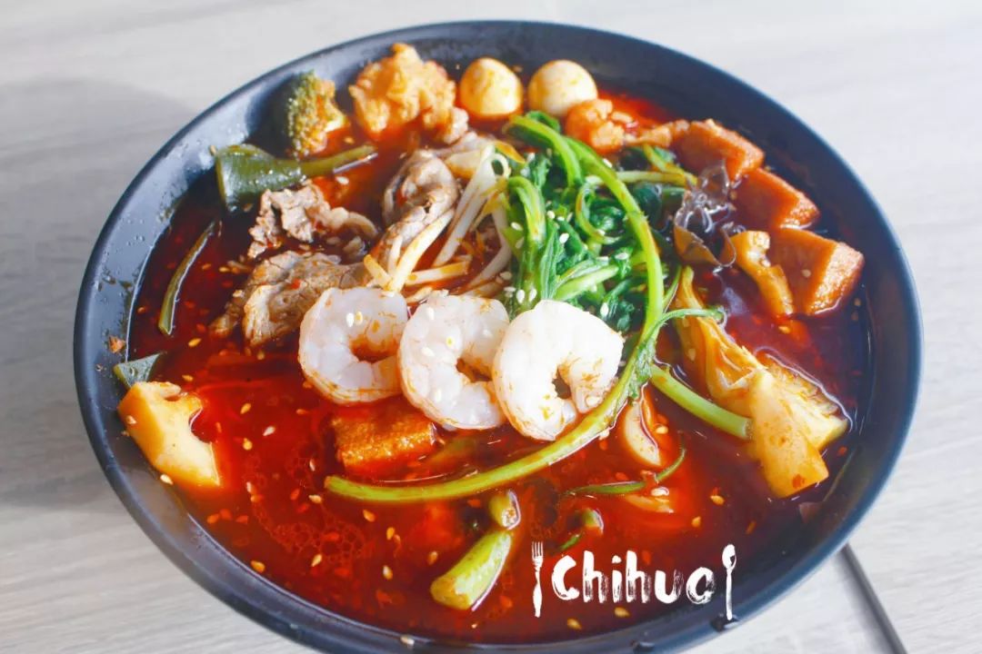 番茄,麻辣,骨汤,这三种口味的麻辣烫我们尝下来都还挺满意,我个人首