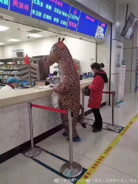 笑着哭了，一女子穿成长颈鹿去医院挂号，竟是