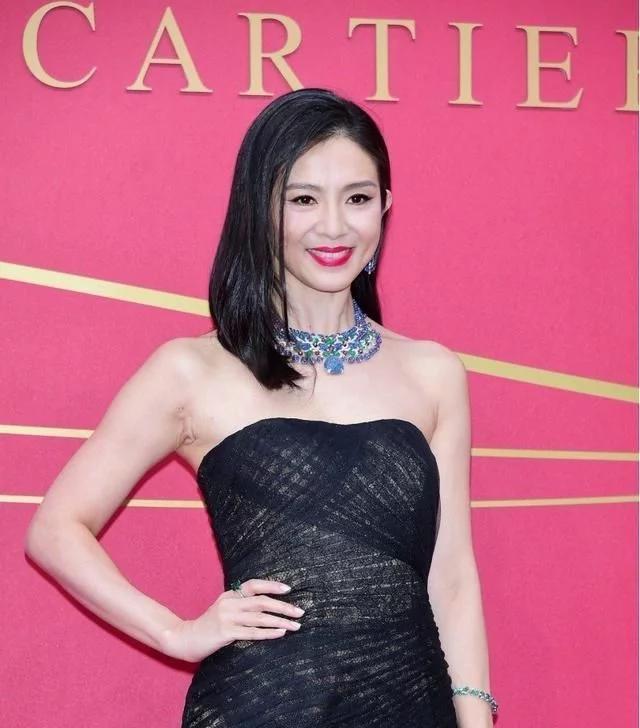 杨采妮气质也太好了身穿抹胸连衣裙这身材女明星里罕见