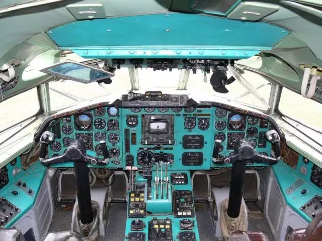 磨掉漆的图-154驾驶舱_客机