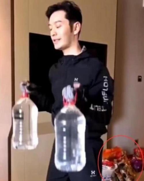 10位明星秀厨艺：赵丽颖杨幂进步大，郑爽被爸爸