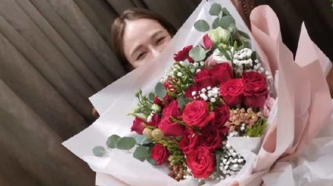 40岁陈乔恩和男友甜蜜过节，捧大束玫瑰花笑容灿