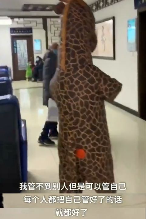 笑着哭了，一女子穿成长颈鹿去医院挂号，竟是