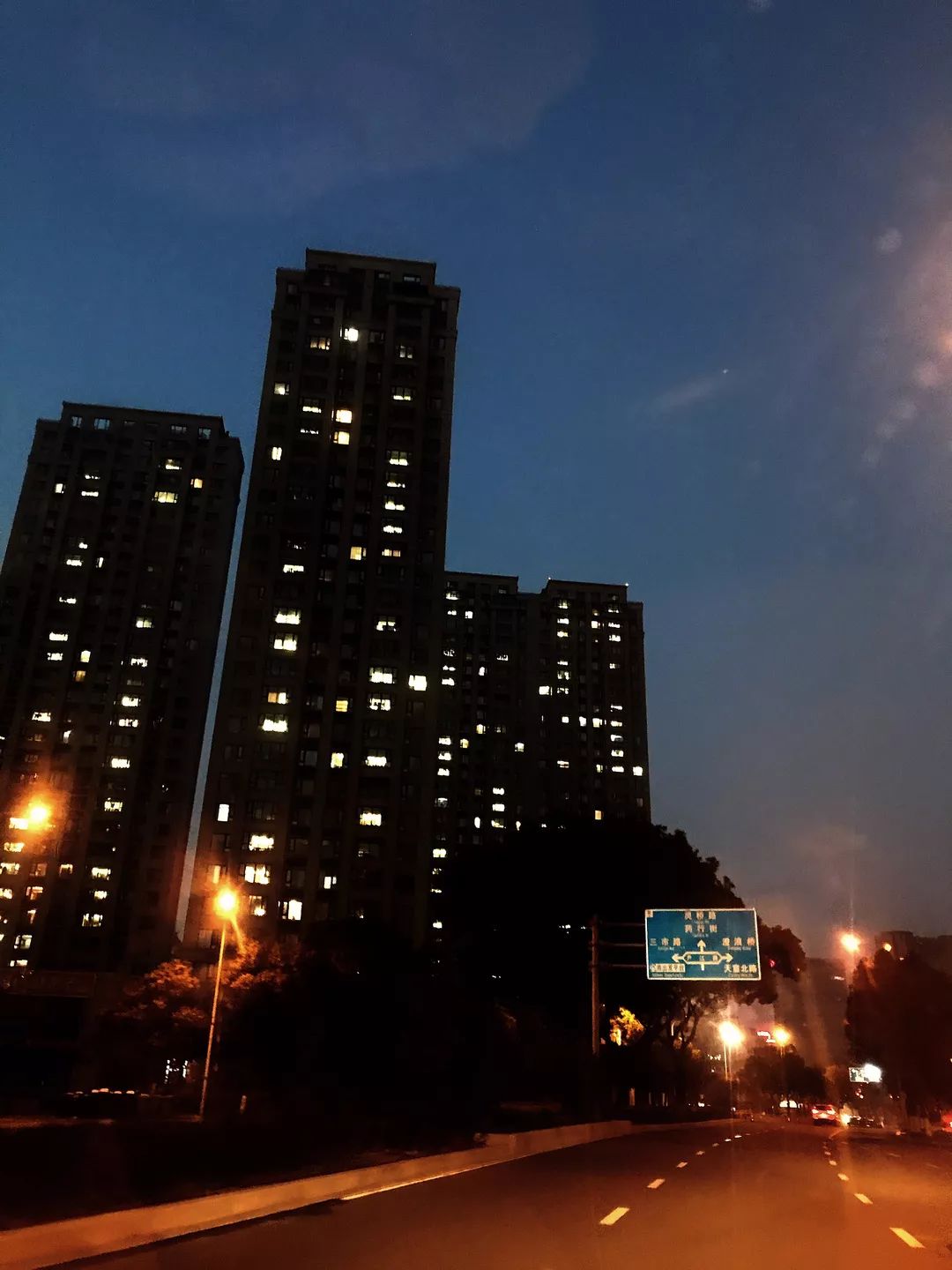 离岗后,回家路上,已是万家灯火.