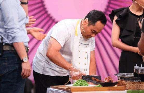 10位明星秀厨艺：赵丽颖杨幂进步大，郑爽被爸爸