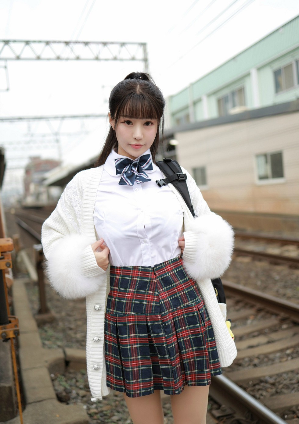 清秀的脸蛋搭配青春洋溢的学生制服清纯又可爱