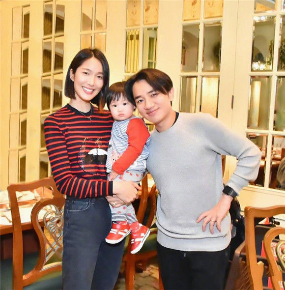 王祖蓝李亚男结婚五周年纪念日，一家人幸福晒