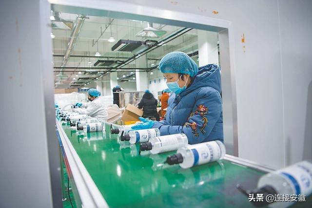 15：00，生产流水线上的工人在合肥高新区生物科技公司封装消毒凝胶。连日