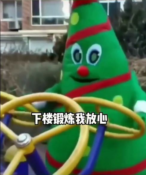 笑着哭了，一女子穿成长颈鹿去医院挂号，竟是