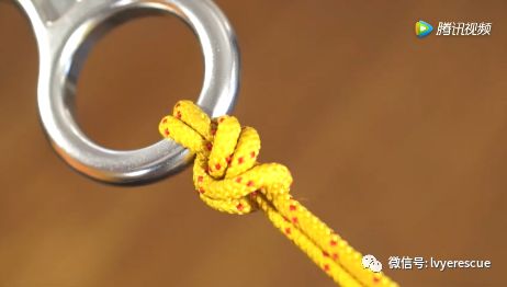 帕洛玛尔结是绳子对折后,穿过圆环,系打一个双重单结,绳环套过圆环,拉