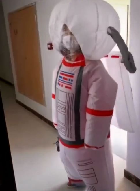 笑着哭了，一女子穿成长颈鹿去医院挂号，竟是