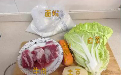 湖北女星外出買菜空無一人，為3隻狗做牛肉丸，狗狗吃得比人營養 寵物 第6張