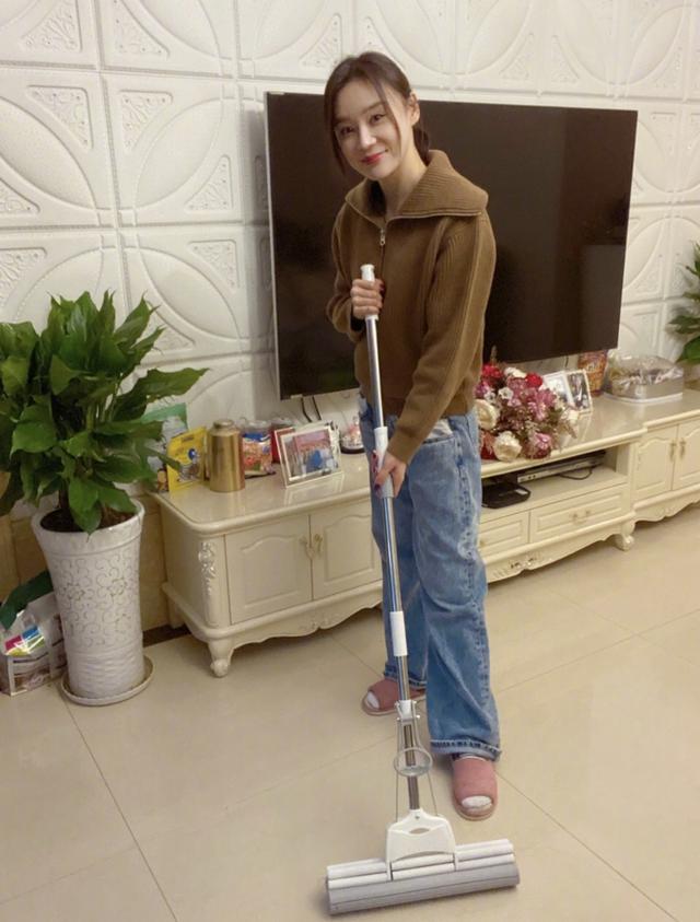 10位明星秀厨艺：赵丽颖杨幂进步大，郑爽被爸爸