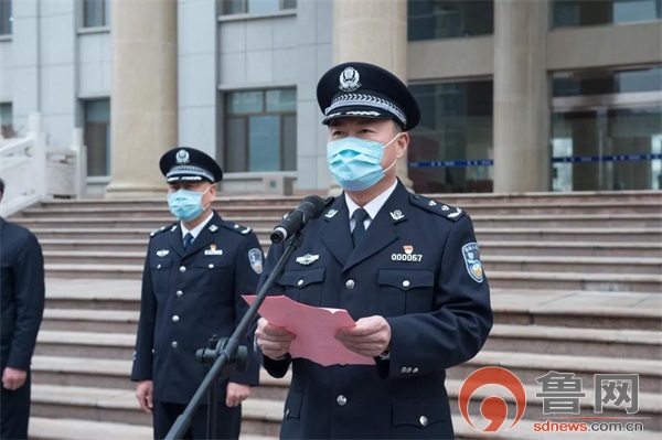 枣庄市副市长市公安局局长宋丙干到薛城分局为记功民警授奖