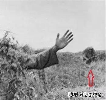 原创随军记者抓拍到一位17岁小战士被日军子弹击中腹部倒下的瞬间