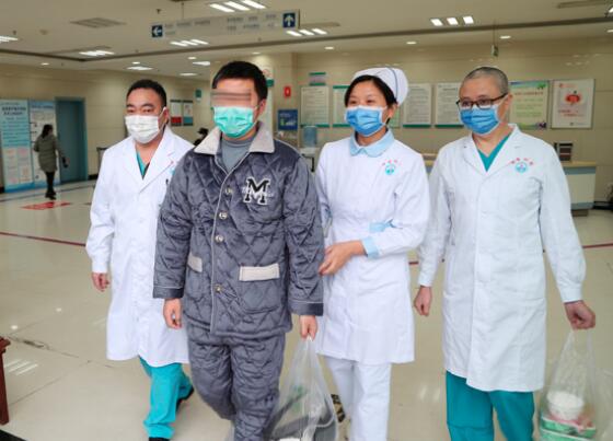 首例转遵治疗重型新冠肺炎患者治愈出院!
