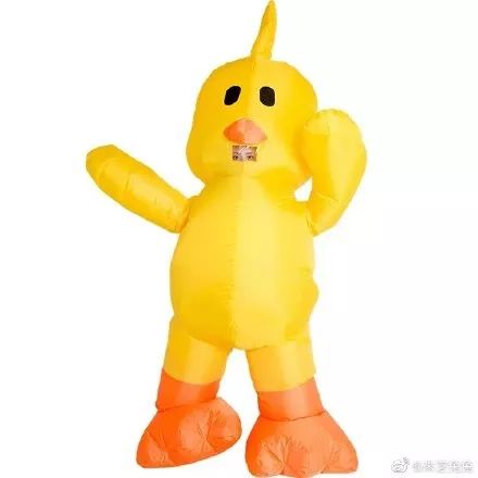 笑着哭了，一女子穿成长颈鹿去医院挂号，竟是