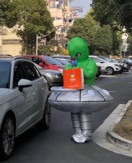 笑着哭了，一女子穿成长颈鹿去医院挂号，竟是