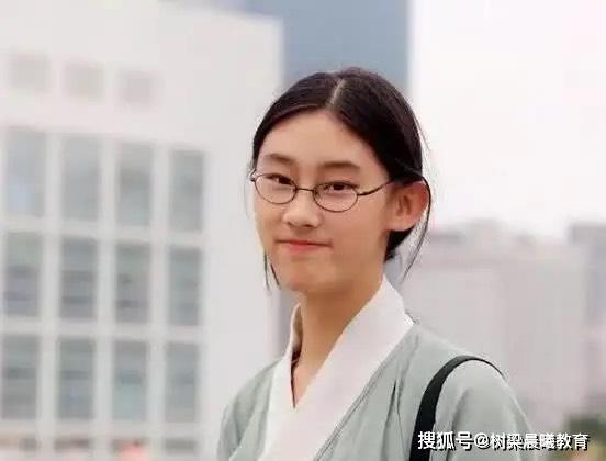 清华才女武亦姝，被吐槽身材好颜值低，网友反驳：才华可碾压颜值