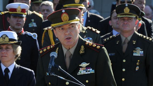 原创阿根廷陆军总司令拥有13枚勋章任期内最高军衔从中将变成上将